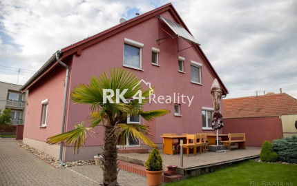 RK4 - NA PREDAJ - Krásny penzión so saunou, športovou halou a tenisovým kurtom.