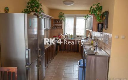 RK4 - NA PREDAJ - Krásny penzión so saunou, športovou halou a tenisovým kurtom.