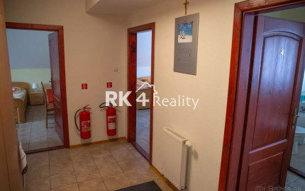 RK4 - NA PREDAJ - Krásny penzión so saunou, športovou halou a tenisovým kurtom.