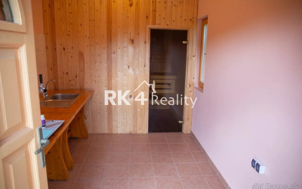 RK4 - NA PREDAJ - Krásny penzión so saunou, športovou halou a tenisovým kurtom.