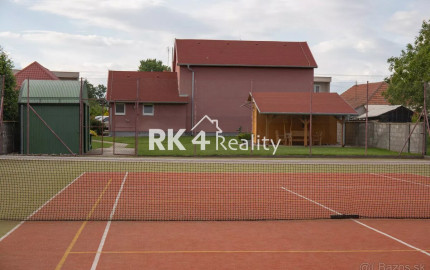 RK4 - NA PREDAJ - Krásny penzión so saunou, športovou halou a tenisovým kurtom.