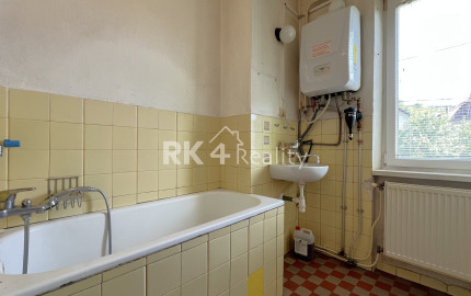 RK4 - NA PREDAJ - priestranný 3 izbový byt mimo mesta