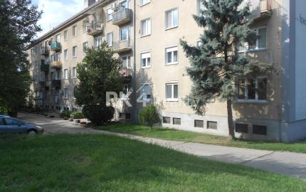RK4 -  NA PREDAJ -  2-izbový byt  po celkovej rekonštrukcii - Nové Zámky - kúpou voľný.