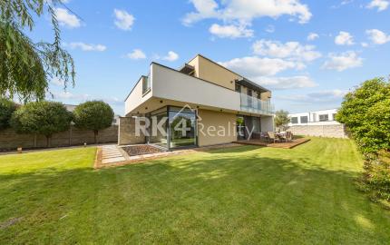 RK4  - Súkromná vila - dvojgaráž, 2 terasy (80 m²), pozemok 887 m² – Čierna Voda