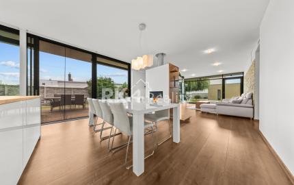 RK4  - Súkromná vila - dvojgaráž, 2 terasy (80 m²), pozemok 887 m² – Čierna Voda