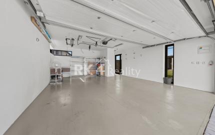 RK4  - Súkromná vila - dvojgaráž, 2 terasy (80 m²), pozemok 887 m² – Čierna Voda