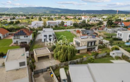 RK4  - Súkromná vila - dvojgaráž, 2 terasy (80 m²), pozemok 887 m² – Čierna Voda