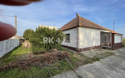 RK4 - NA PREDAJ - Rodinný dom s pozemkom 1968 m2 v meste  NESVADY