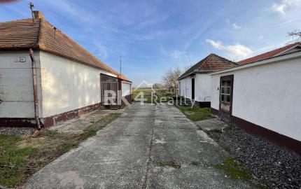 RK4 - NA PREDAJ - Rodinný dom s pozemkom 1968 m2 v meste  NESVADY