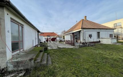 RK4 - NA PREDAJ - Rodinný dom s pozemkom 1968 m2 v meste  NESVADY