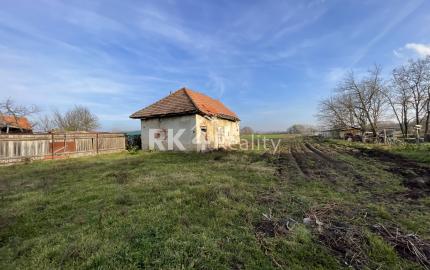 RK4 - NA PREDAJ - Rodinný dom s pozemkom 1968 m2 v meste  NESVADY