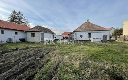 RK4 - NA PREDAJ - Rodinný dom s pozemkom 1968 m2 v meste  NESVADY