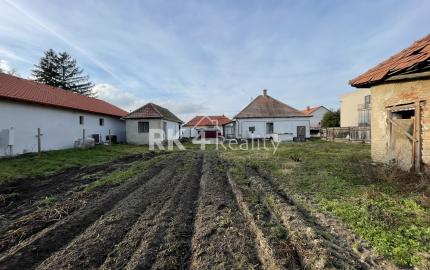 RK4 - NA PREDAJ - Rodinný dom s pozemkom 1968 m2 v meste  NESVADY