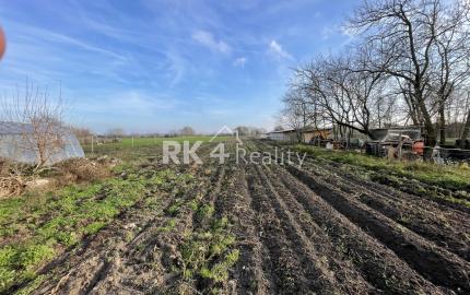 RK4 - NA PREDAJ - Rodinný dom s pozemkom 1968 m2 v meste  NESVADY