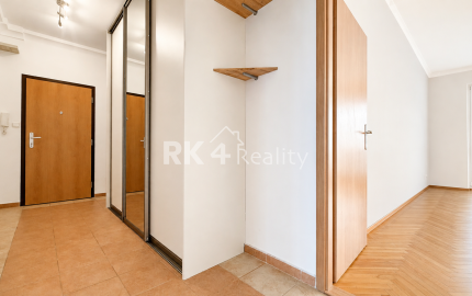 RK4 - PREDAJ - priestranný 2 i. byt / prerobený z 2,5 i. bytu s loggiou