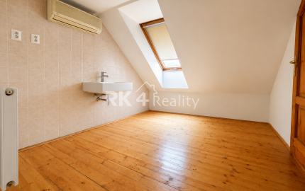 RK4 - PREDAJ -  4 izbový svetlý  byt  137 m² - loggia - Dulovo námestie