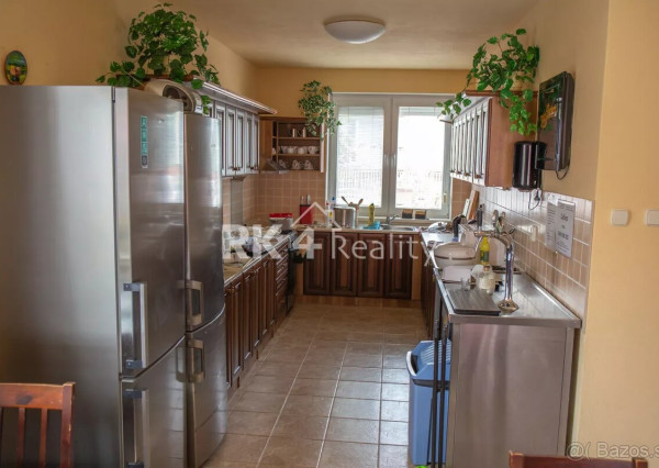 RK4 - NA PREDAJ - Krásny penzión so saunou, športovou halou a tenisovým kurtom.