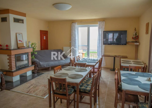 RK4 - NA PREDAJ - Krásny penzión so saunou, športovou halou a tenisovým kurtom.