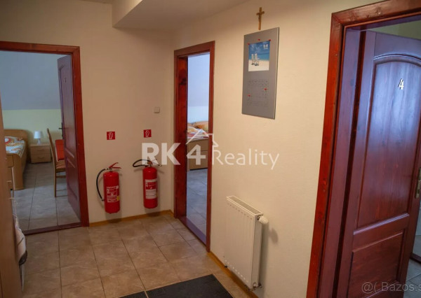 RK4 - NA PREDAJ - Krásny penzión so saunou, športovou halou a tenisovým kurtom.