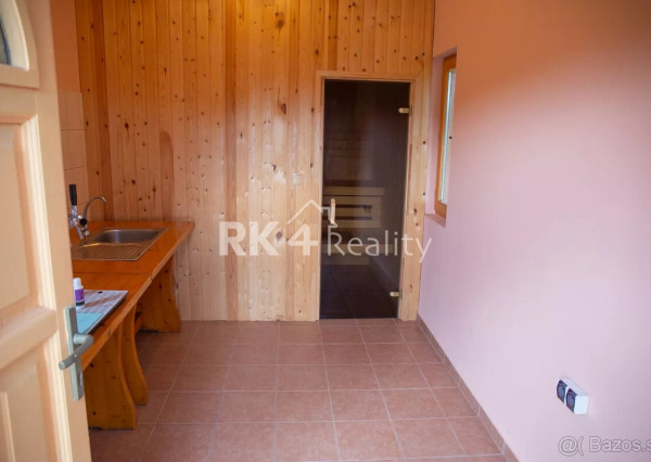 RK4 - NA PREDAJ - Krásny penzión so saunou, športovou halou a tenisovým kurtom.