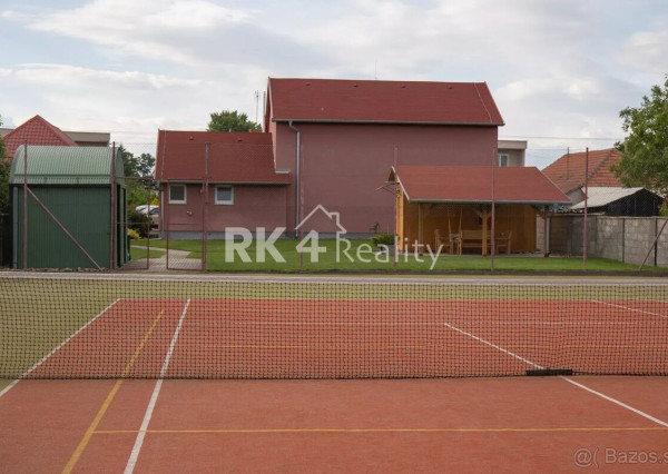 RK4 - NA PREDAJ - Krásny penzión so saunou, športovou halou a tenisovým kurtom.