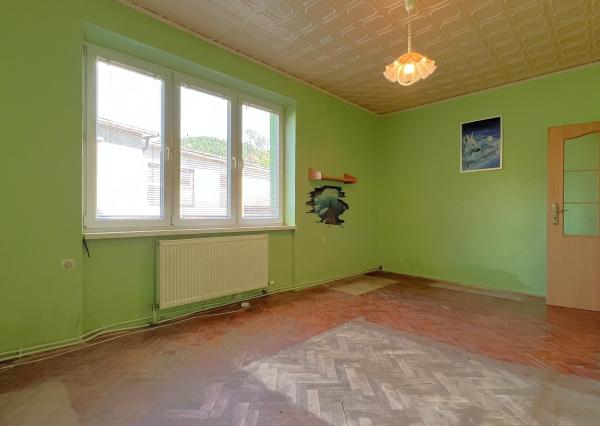 RK4 - NA PREDAJ - priestranný 3 izbový byt mimo mesta