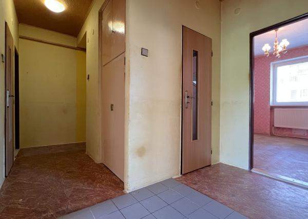 RK4 - NA PREDAJ - priestranný 3 izbový byt mimo mesta