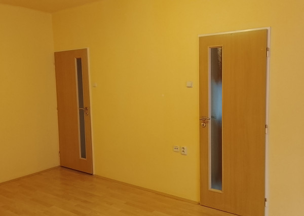 RK4 -  NA PREDAJ -  2-izbový byt  po celkovej rekonštrukcii - Nové Zámky - kúpou voľný.