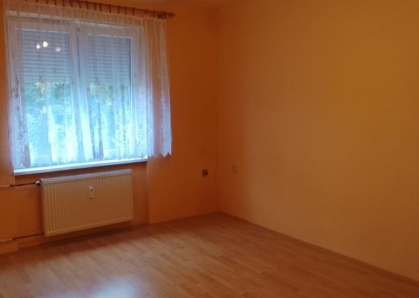 RK4 -  NA PREDAJ -  2-izbový byt  po celkovej rekonštrukcii - Nové Zámky - kúpou voľný.