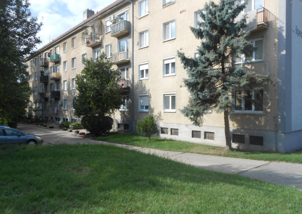 RK4 -  NA PREDAJ -  2-izbový byt  po celkovej rekonštrukcii - Nové Zámky - kúpou voľný.