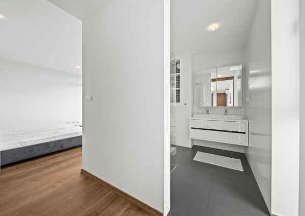 RK4  - Súkromná vila - dvojgaráž, 2 terasy (80 m²), pozemok 887 m² – Čierna Voda