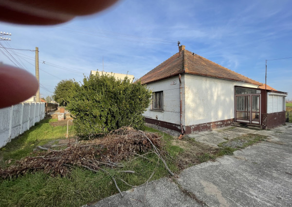 RK4 - NA PREDAJ - Rodinný dom s pozemkom 1968 m2 v meste  NESVADY