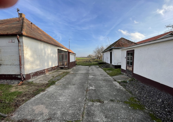 RK4 - NA PREDAJ - Rodinný dom s pozemkom 1968 m2 v meste  NESVADY