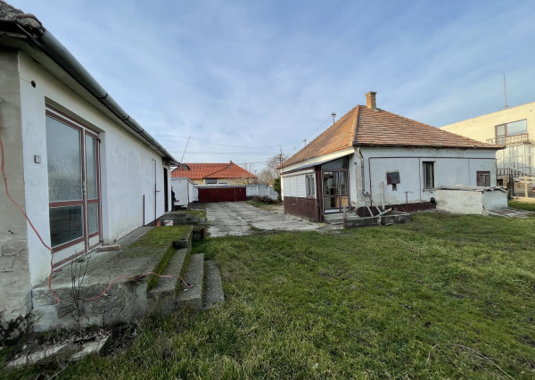 RK4 - NA PREDAJ - Rodinný dom s pozemkom 1968 m2 v meste  NESVADY