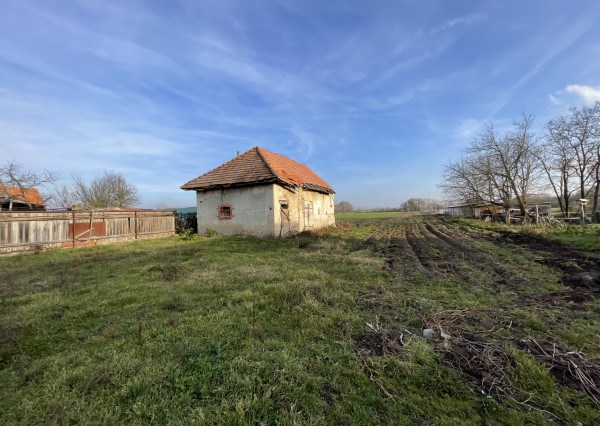 RK4 - NA PREDAJ - Rodinný dom s pozemkom 1968 m2 v meste  NESVADY