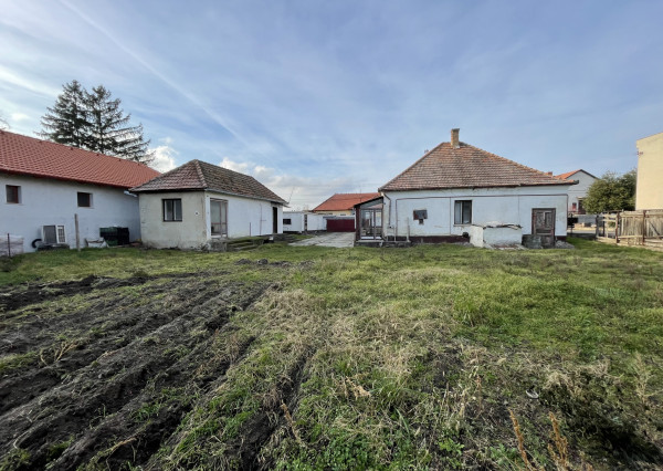 RK4 - NA PREDAJ - Rodinný dom s pozemkom 1968 m2 v meste  NESVADY