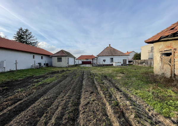 RK4 - NA PREDAJ - Rodinný dom s pozemkom 1968 m2 v meste  NESVADY