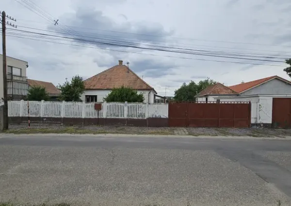 RK4 - NA PREDAJ - Rodinný dom s pozemkom 1968 m2 v meste  NESVADY