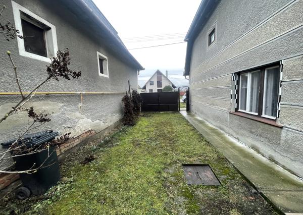 RK4- NA PREDAJ . Rodinný dom s krásnym pozemkom - Kamenný Most