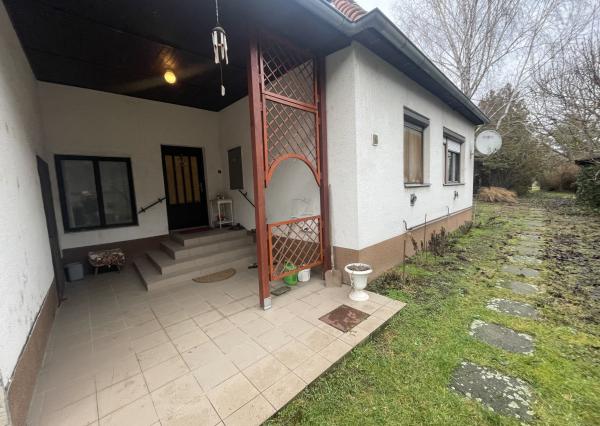 RK4- NA PREDAJ . Rodinný dom s krásnym pozemkom - Kamenný Most