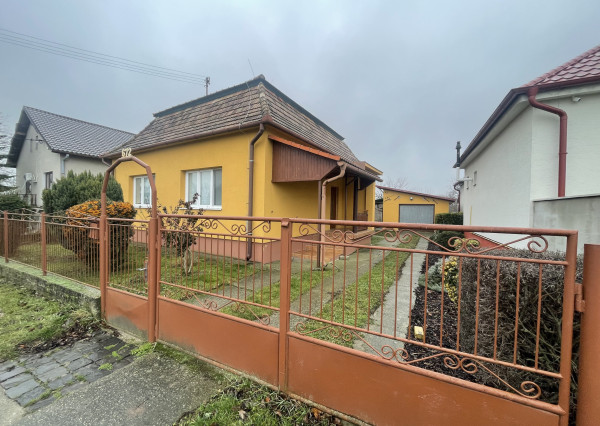 RK4 - NA PREDAJ - Rodinný dom na rekonštrukciu aj na okamžité bývanie  - Iža