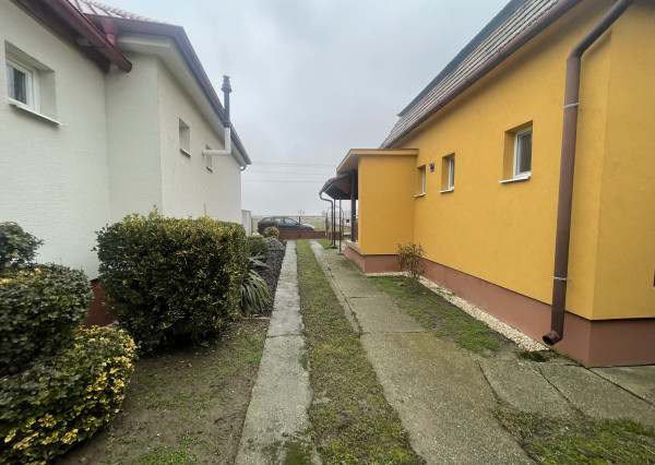 RK4 - NA PREDAJ - Rodinný dom na rekonštrukciu aj na okamžité bývanie  - Iža