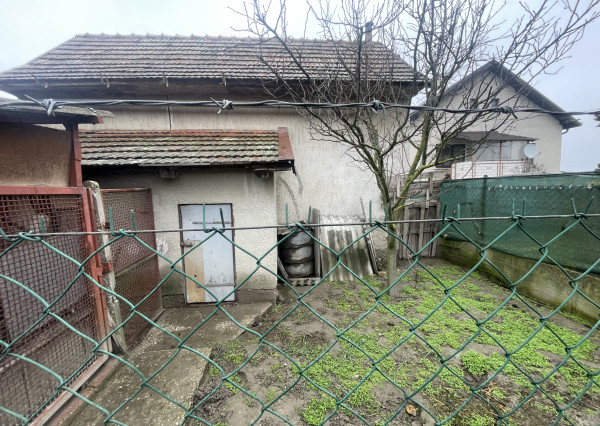 RK4 - NA PREDAJ - Rodinný dom na rekonštrukciu aj na okamžité bývanie  - Iža