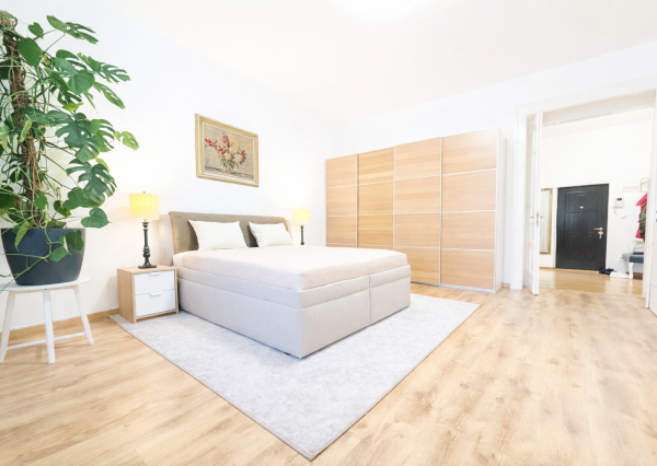 RK4 -  NA PRENÁJOM - Priestranný 2izbový byt BA - Staré Mesto