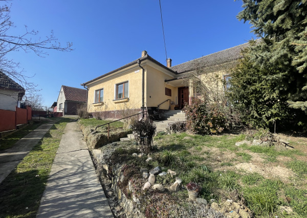 RK4 - NA PREDAJ - Rodinný dom na peknom vyvýšenom kopci vo Veľkých Kostoľanoch