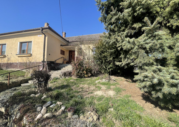 RK4 - NA PREDAJ - Rodinný dom na peknom vyvýšenom kopci vo Veľkých Kostoľanoch