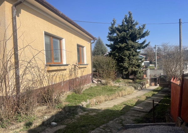 RK4 - NA PREDAJ - Rodinný dom na peknom vyvýšenom kopci vo Veľkých Kostoľanoch