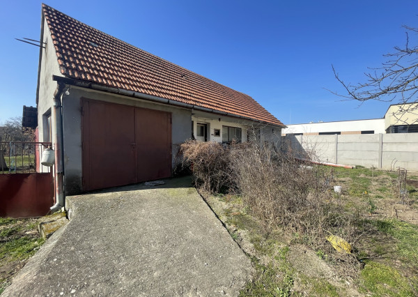 RK4 - NA PREDAJ - Rodinný dom na peknom vyvýšenom kopci vo Veľkých Kostoľanoch