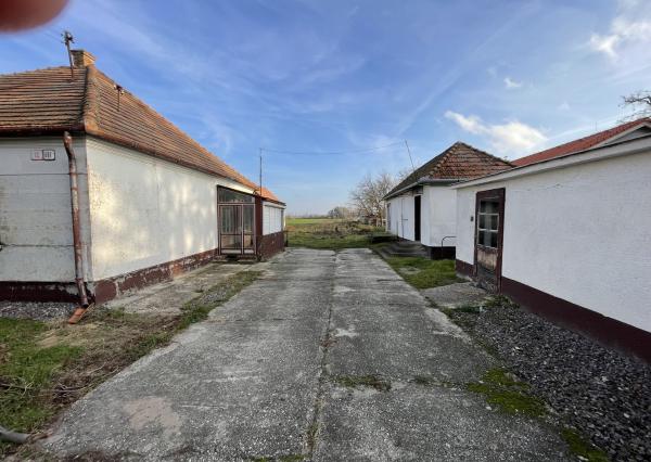 RK4 - NA PREDAJ - Rodinný dom s pozemkom 1968 m2 v meste  NESVADY