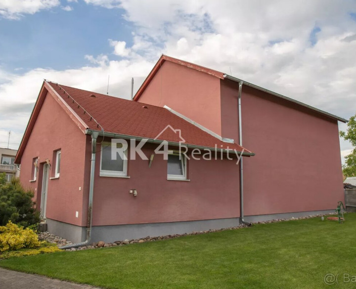 RK4 -  NA PREDAJ -  Krásny penzión s tenisovým kurtom, športovou halou a saunou.